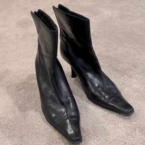 Ladies size 9 Spring Black Leather zip up Ankle Boots